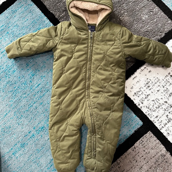 Gap baby snow suit size 6-12 months - Picture 4 of 4